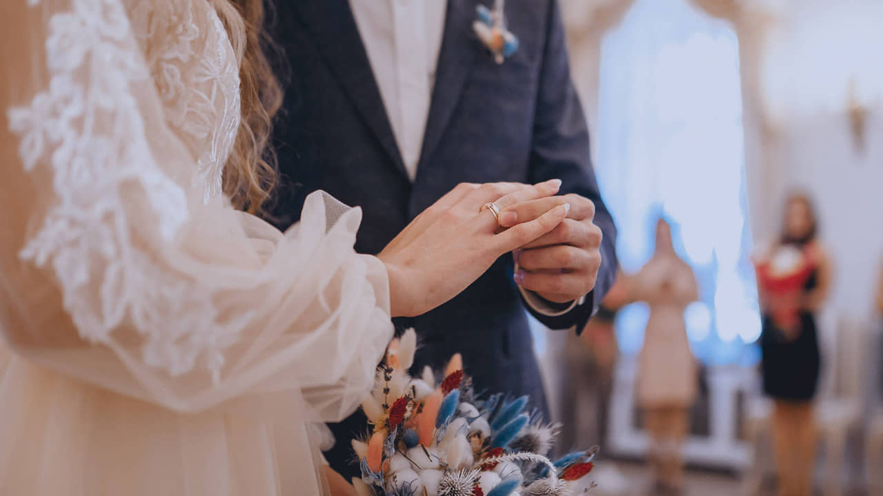 Bizarre: বিয়ের আমন্ত্রণপত্রে ক্লিক করলেই খুলছে পর্ন সাইট! বেজায় অস্বস্তিতে কনে