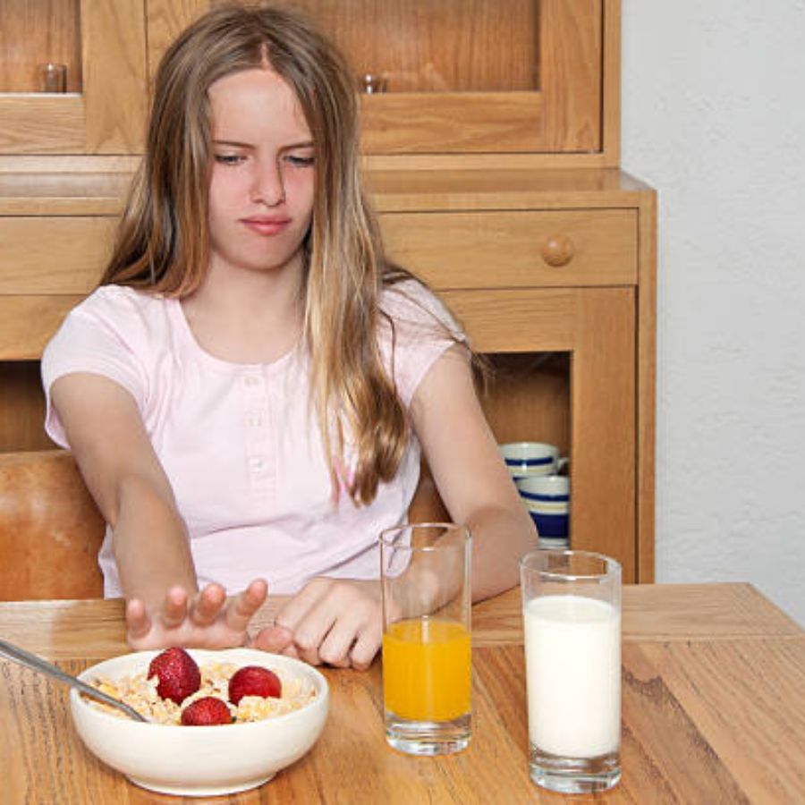 মানসিক অবসাদ থেকে ইমোশনাল ইটিং ডিসঅর্ডার তৈরি হয়। এতে আপনি বাড়ির তৈরি খাবারের চেয়ে বাইরের খাবার খেতে বেশি পছন্দ করেন। এতে ক্ষতি হয় স্বাস্থ্যে এবং সর্বোপরি আপনার দাঁত ও মাড়ির। 