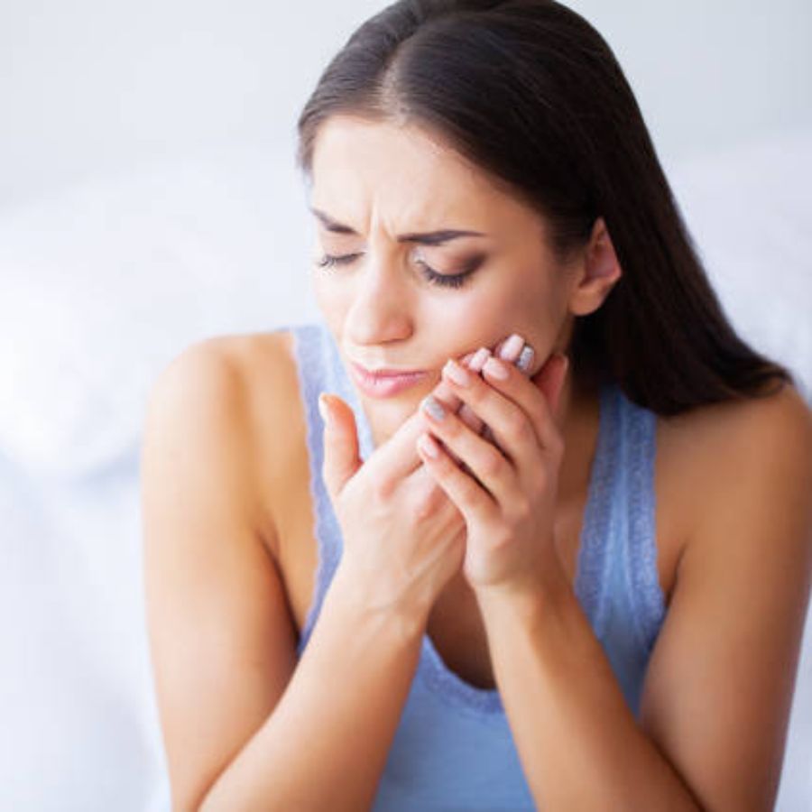 মানসিক অবসাদের কারণে বার্নিং মাউথ সিনড্রোমও দেখা যায়। এই সিনড্রোমে মুখের ভিতর জ্বালাভাব শুরু হয়। যে কোনও খাবার খেলেই মাড়িতে জ্বালাভাব দেখা দেয়। পাশাপাশি জিভের স্বাদ চলে যায়। এখান থেকে খাবারের প্রতি অনীহাও তৈরি হয়। 