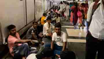 Kolkata Metro: শহরের গরম থেকে দু-দণ্ড শান্তি দিল মেট্রো, সাবওয়েতে এসি-র হাওয়ায় নিশ্চিন্তে ঘুম