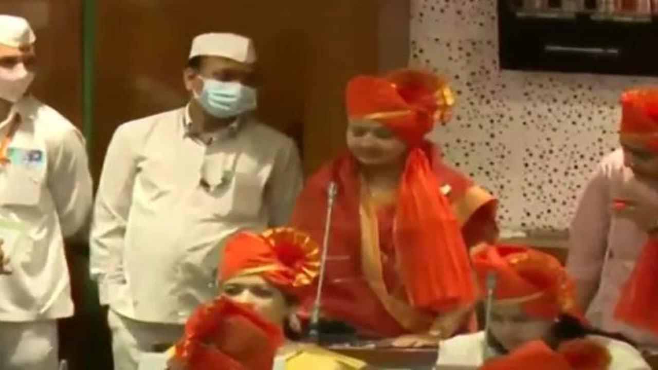 Shiv sena MLA: সবে ভোট দিতে উঠেছিলেন, চারিদিক থেকে উড়ে এল ইডি ইডি কটাক্ষ!