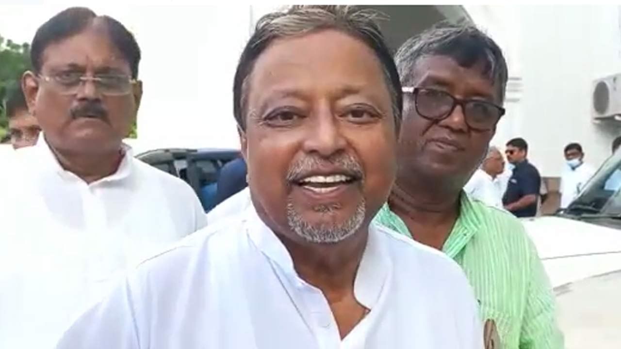 Mukul Roy: 'না না, আমি বিজেপির বিধায়ক নই', বিধানসভায় দাঁড়িয়েই 'লুজ বল' মুকুল রায়ের