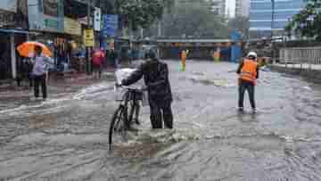 Mumbai Rain: থমকে বাস-গাড়ি, কোমর সমান জলেই চলছে রুজিরুটির খোঁজ! আগামী ২৪ ঘণ্টায় আরও বাড়বে বিপদ