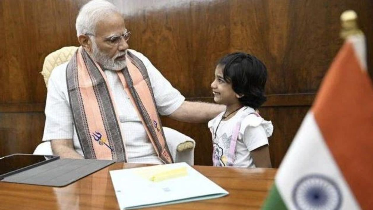 PM Narendra Modi: 'জানো আমি কী করি?', ৫ বছরের খুদেকে প্রশ্ন প্রধানমন্ত্রীর, উত্তর শুনে হাসি চাপতে পারলেন না নিজেও!