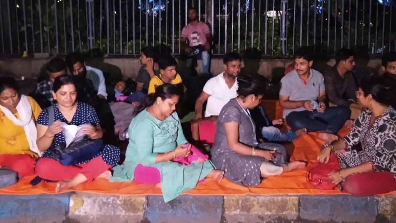 Recruitment Scam: অনেকবার ঠকেছি, আর নয়, রাতভর অভিষেকের অফিসের সামনেই বসে রইলেন টেট চাকরি প্রার্থীরা