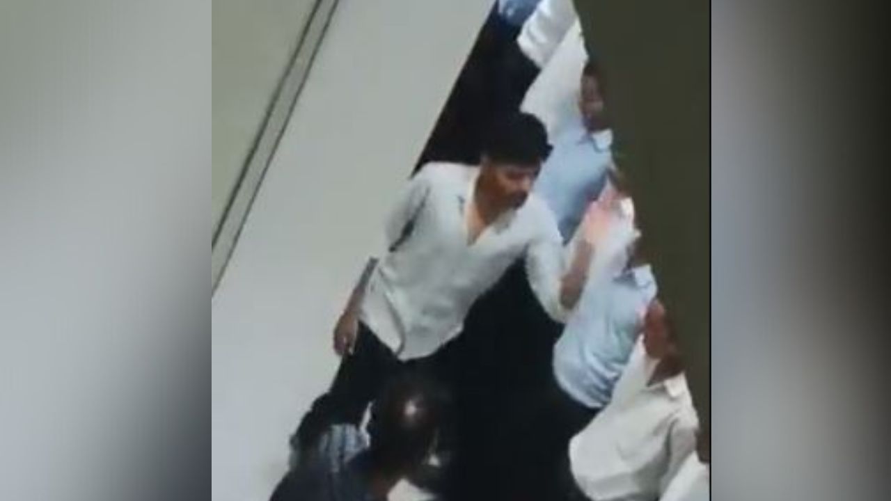 MP Students Ragging: মাথা নিচু করে দাঁড়িয়ে প্রথম বর্ষের পড়ুয়ারা, পরপর তাদের গালে চড় বসাচ্ছে সিনিয়র 'দাদা'! ভাইরাল র‌্যাগিংয়ের ভিডিয়ো