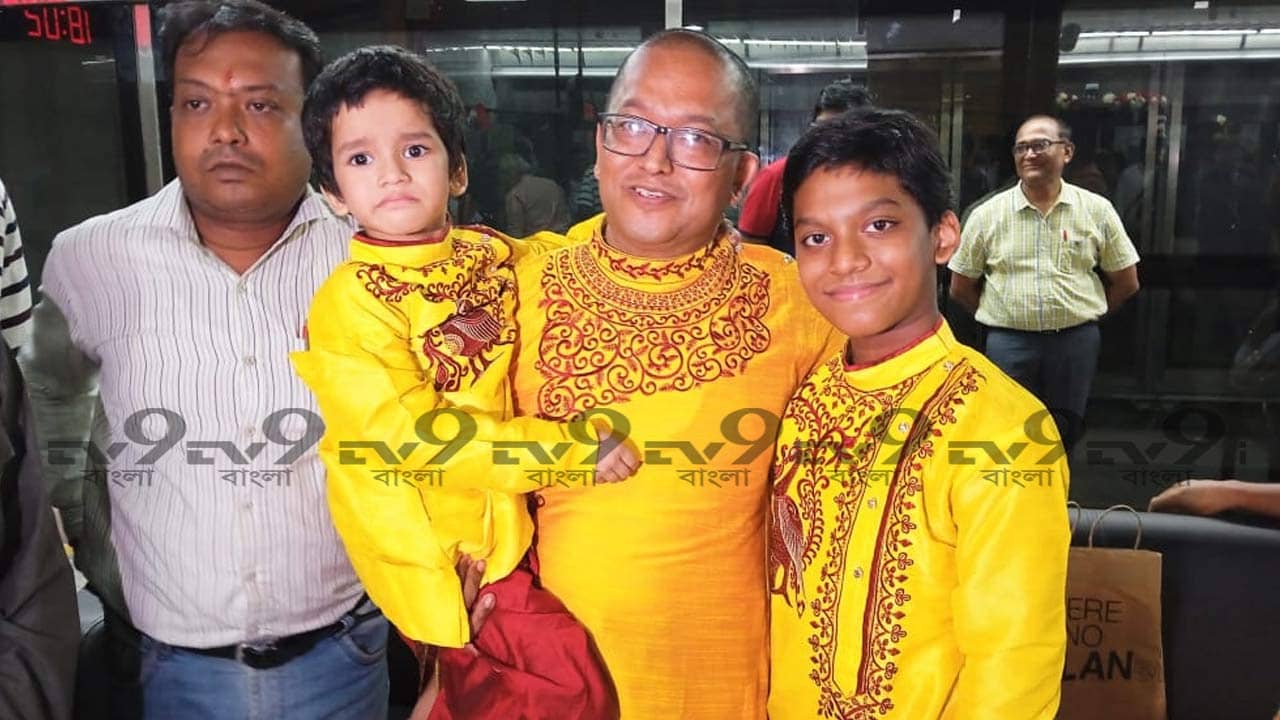 Sealdah Metro station: ইস্ট ওয়েস্ট মেট্রোর প্রথম টিকিট কেটেছিলেন তিনিই, শিয়ালদহ মেট্রো চালুর দিন বিশেষ উপহার দিল কর্তৃপক্ষ