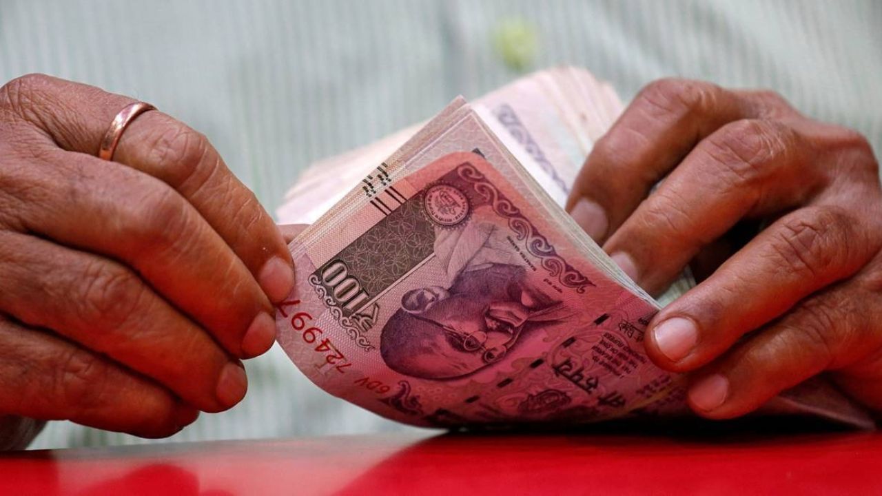 Rupee Price Fall: উৎসবের মরশুমে মন্দার কালো ছায়া, ৮১ টাকায় কমে দাঁড়াল ডলার প্রতি টাকার দাম