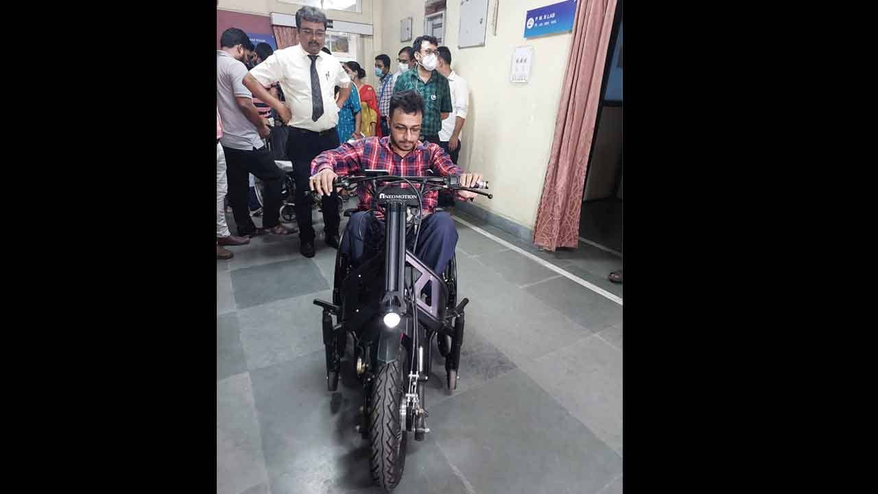 SSKM: চিকিৎসক দিবসে উপহার দিলেন ডাক্তাররাই, অভিষেকের সঙ্গী হুইল চেয়ার পেল নতুন গতি...