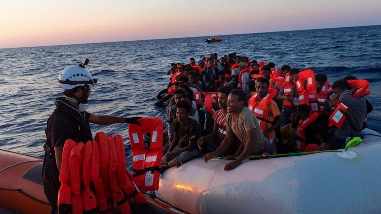 Mediterranean Sea: মাছ ধরার নৌকায় গিজগিজ করছে বস্তবন্দি মানুষ! ভূমধ্যসাগরে জাহাজ উদ্ধার করল ১,১০০ শরণার্থীকে