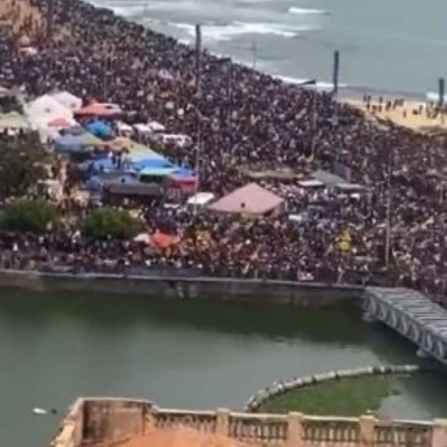 সমুদ্রের পাড়ে গোতাবায়া রাজাপক্ষের যে বাড়ি রয়েছে, তা বাড়ি বলা ভুল। নামের সঙ্গে মিল রেখেই আসলে তা রাজপ্রাসাদ। কী নেই সেই প্রাসাদে। 