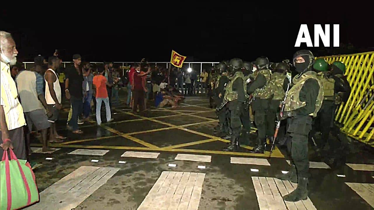 Sri Lanka Crisis: ভাঙল তাঁবু-ব্যারিকেড, চলল দেদার লাঠি! সময়ের আগেই বিক্ষোভকারীদের উৎখাত ঘিরে উত্তপ্ত শ্রীলঙ্কা