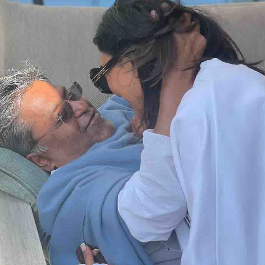 এবার জানা গেল তাঁর নতুন প্রেমিক ইন্ডিয়ান প্রিমিয়ার লিগের (আইপিএল) প্রাক্তন চেয়ারম্যান ললিত মোদী। বৃহস্পতিবার সন্ধ্যায় পরপর দুটি টুইট করে সুস্মিতার সঙ্গে তাঁর প্রেমের কথা গোটা বিশ্বকে জানিয়েছেন খোদ ললিতই। 