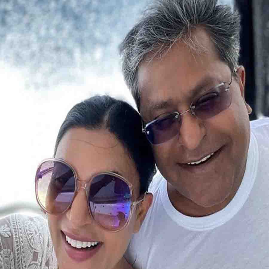 একাধিক প্রেমের সম্পর্কে জড়িয়েছেন সুস্মিতা সেন। তাঁর অন্তিম প্রাক্তন প্রেমিকের নাম রোহমান শল। ২০২১ সালে সেই প্রেম ভেঙে যায়। বন্ধুত্বপূর্ণ বিচ্ছেদের কথা সুস্মিতা নিজেই জানিয়েছিলেন তাঁর সোশ্যাল মিডিয়ায়। তারপর আর কারও সঙ্গে নাম জড়াতে দেখা যায়নি প্রাক্তন মিস ইউনিভার্সের। 