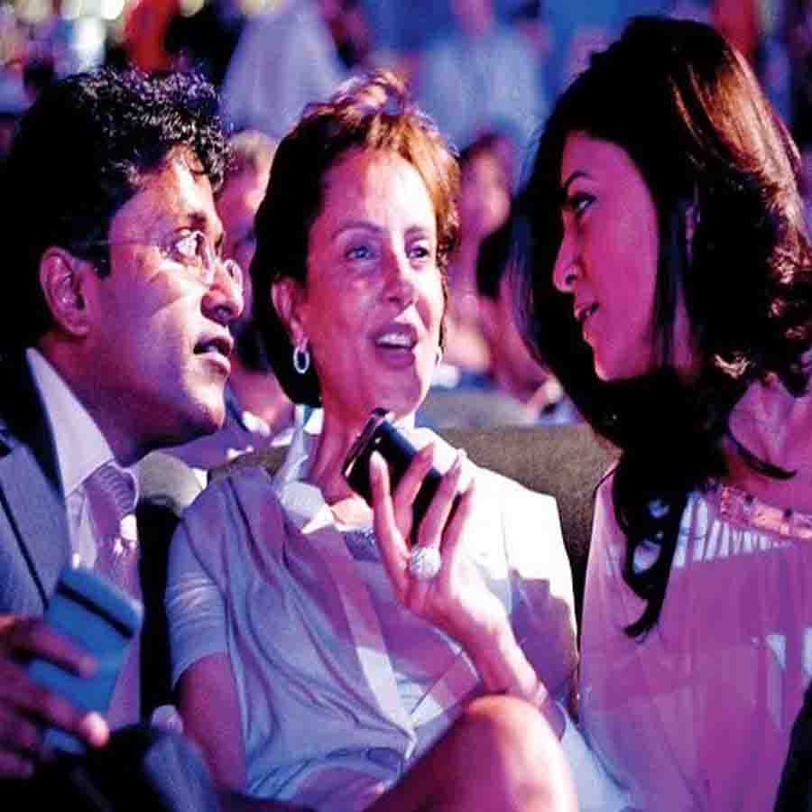 বিয়ে এবং সুস্মিতা - শব্দ দুটি বিপরীত মেরুর। কেউ কল্পনাই করতে পারেননি বিয়ের মতো প্রতিষ্ঠানিক বিষয়কে গ্রহণ করতে পারেন সুস্মিতা সেনের মতো নারী। যে সুস্মিতার ব্যক্তিত্বেই রয়েছে, নিজের মতো বাঁচার, নিজের শর্তে বাঁচার অঙ্গীকার। ফলে তাঁর প্রেমিক যখনই বিয়ে হয়ে যাওয়া নিয়ে ইঙ্গিতপূর্ণ পোস্ট করেন, গোটা বিশ্ব চমকে ওঠে। 