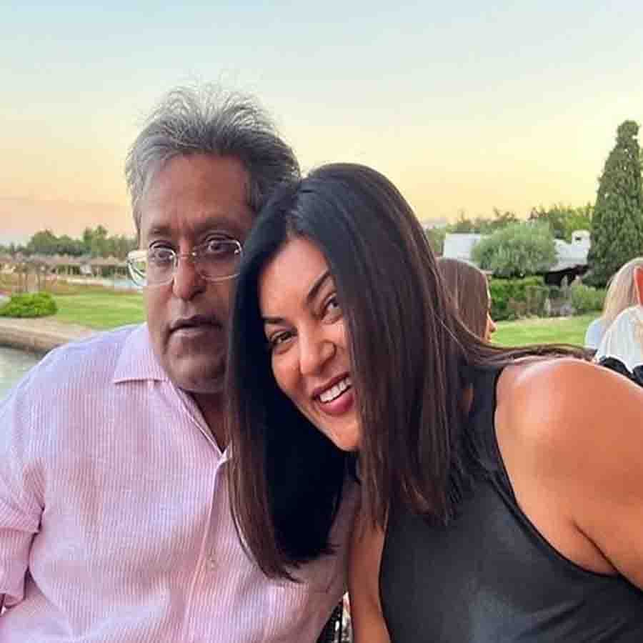 টুইট দুটি চকিতেই হইচই ফেলে দিয়েছে সর্বত্র। আলোচনার বিষয় হয়ে দাঁড়িয়েছে। চমকেছেন সুস্মিতার অগুনতি অনুরাগীকুল, এমনকী ক্রিকেটানুরাগীরাও। এতদিন বিয়ে করেননি যে মিস ইউনিভার্স, তাঁর বিয়ের খবর কি না এত আচমকা এল! বিশ্বাসই করতে পারছেন না অনেকে। আসলে প্রথম টুইটে ‘বেটার হাফ’ শব্দবন্ধটি ব্যবহার করেছেন ললিত। যে শব্দবন্ধ বিবাহিতদের উদ্দেশে ব্যবহৃত হয়। 