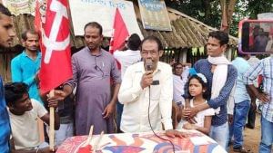 TMC Leader join CPM: সিপিএমের মিটিংয়ে হঠাৎই হাজির তৃণমূল নেতা, মাইক নিয়ে বললেন, 'ওই দলে কাজ করা যায় না, লাল পতাকা হাতে তুলে নিচ্ছি'
