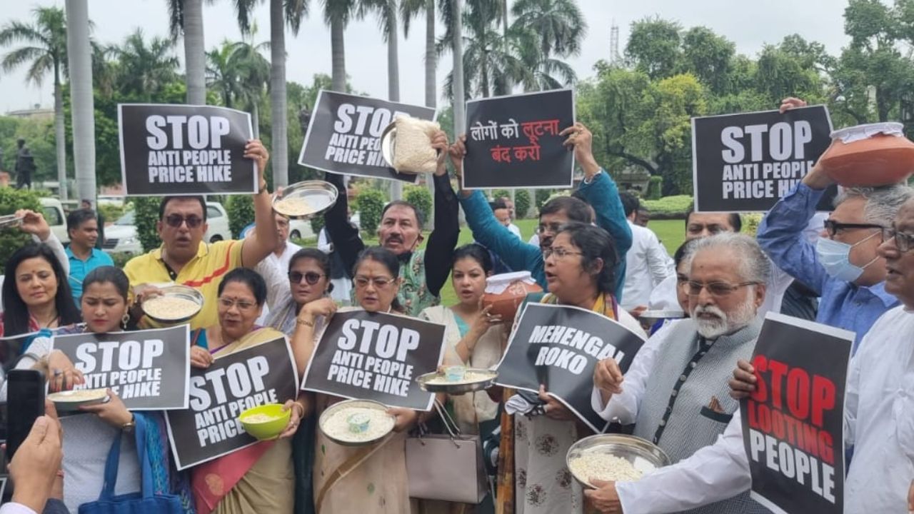 TMC Protest in Parliament: মুড়ি হাতে বিক্ষোভ তৃণমূলের, গান্ধীমূর্তির নীচে ৫০ ঘণ্টা ধর্নায় সাসপেন্ড সাংসদরা