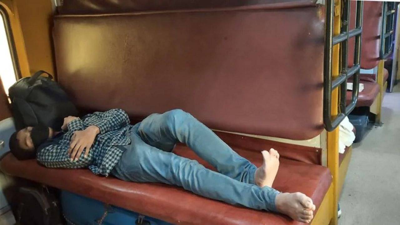 Indian Railway Service: দূরপাল্লার ট্রেনে উঠলেই চোখ বুজে আসে? এবার নিশ্চিন্তে ঘুমান, গন্তব্যের আগে ডেকে দেবে ভারতীয় রেলই