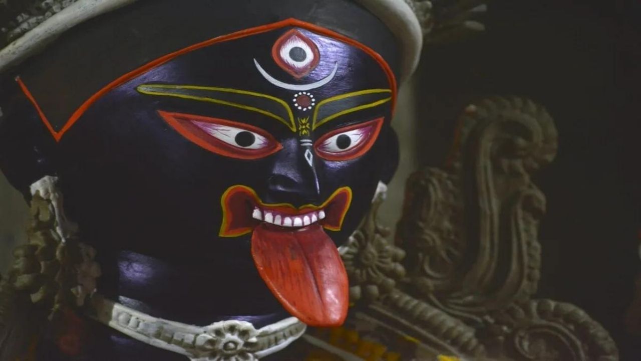 Kali in Bengal: 'Kaali' পোস্টার ঘিরে বিতর্ক তুঙ্গে! তন্ত্রমতে, কত রূপে পূজিত হন দেবী কালী, জানেন? Kali in Bengal: 'Kaali' পোস্টার ঘিরে বিতর্ক তুঙ্গে! তন্ত্রমতে, কত রূপে পূজিত হন দেবী কালী, জানেন?