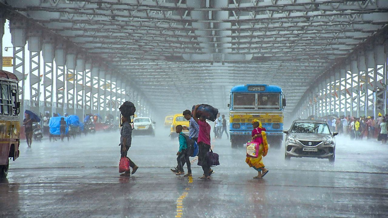 Weather Update: শক্তি বাড়াচ্ছে নিম্নচাপ, রবিবার ভারী বৃষ্টিতে ভাসবে এই জেলাগুলি