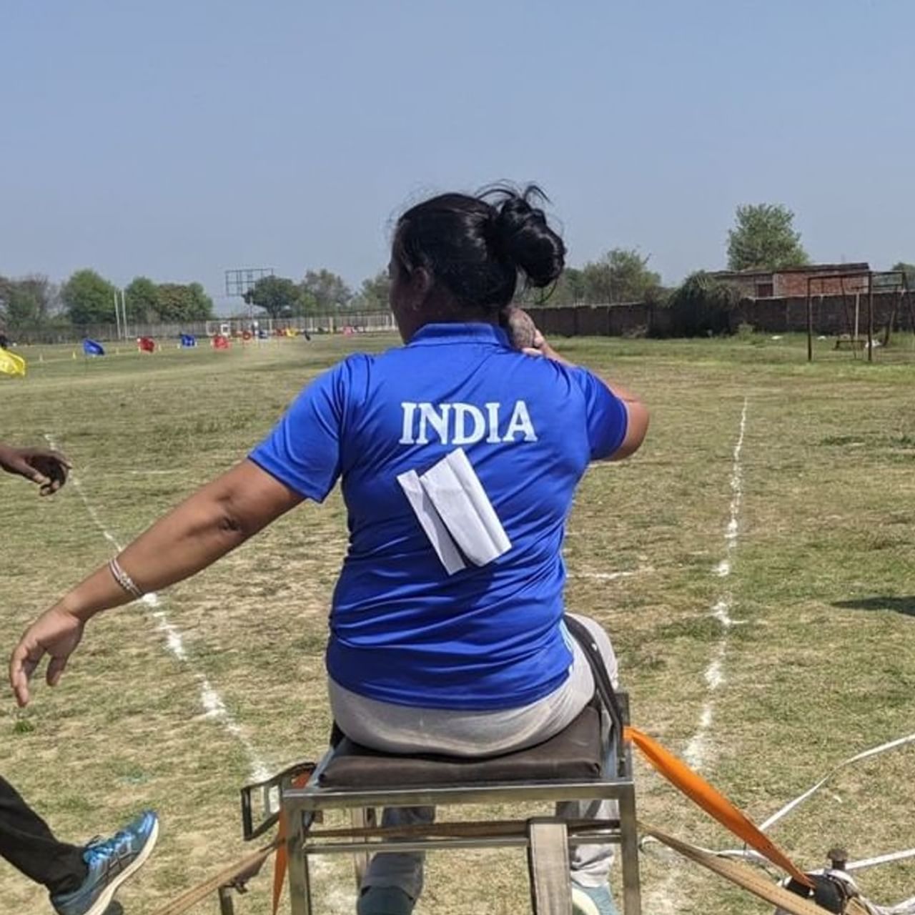 প্যারা মিলিটারিতে যোগ দেওয়ার ইচ্ছে ছিল। লখনউয়ের ভলিবল খেলোয়াড় অরুণিমা সিনহা চেপে বসেছিলেন দিল্লিগামী পদ্মাবতী এক্সপ্রেসে। সালটা ২০১১। মাঝরাতে ট্রেনে উঠল একদল ডাকাত। রাতের অন্ধকারে ঝটাপটি, ধস্তাধস্তি। ট্রেন থেকে ছিটকে পড়লেন পাশের ট্র্যাকে। ১৮০ ডিগ্রি ঘুরে গেল অরুণিমা সিনহার জীবন। (ছবি:ইনস্টাগ্রাম)