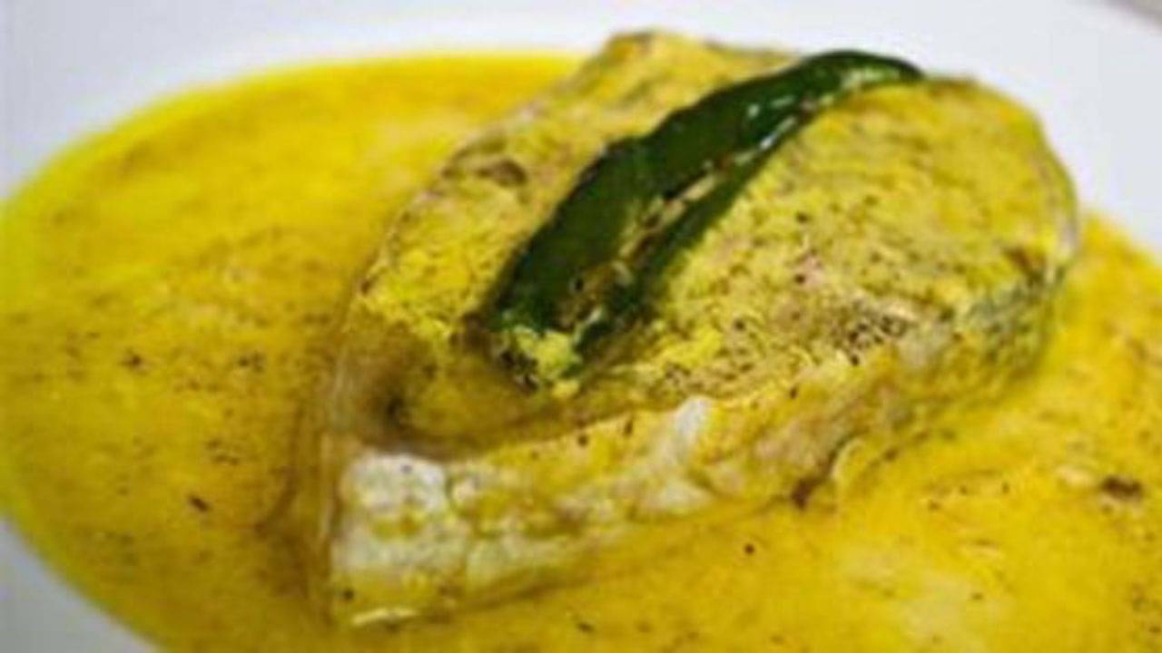 Ilish Recipe: বাজারে ঢালাও ইলিশ! এই বর্ষায় ট্যুইস্ট আনুন ভাপা ইলিশের স্বাদে