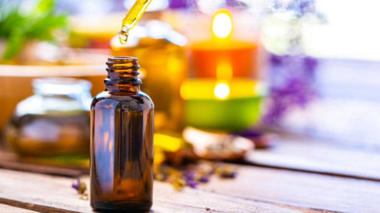 Tea Tree Oil: মাত্র ২ ফোঁটা এসেনশিয়াল অয়েল ব্যবহার করেই রুখে দিন ত্বকের সব সমস্যা