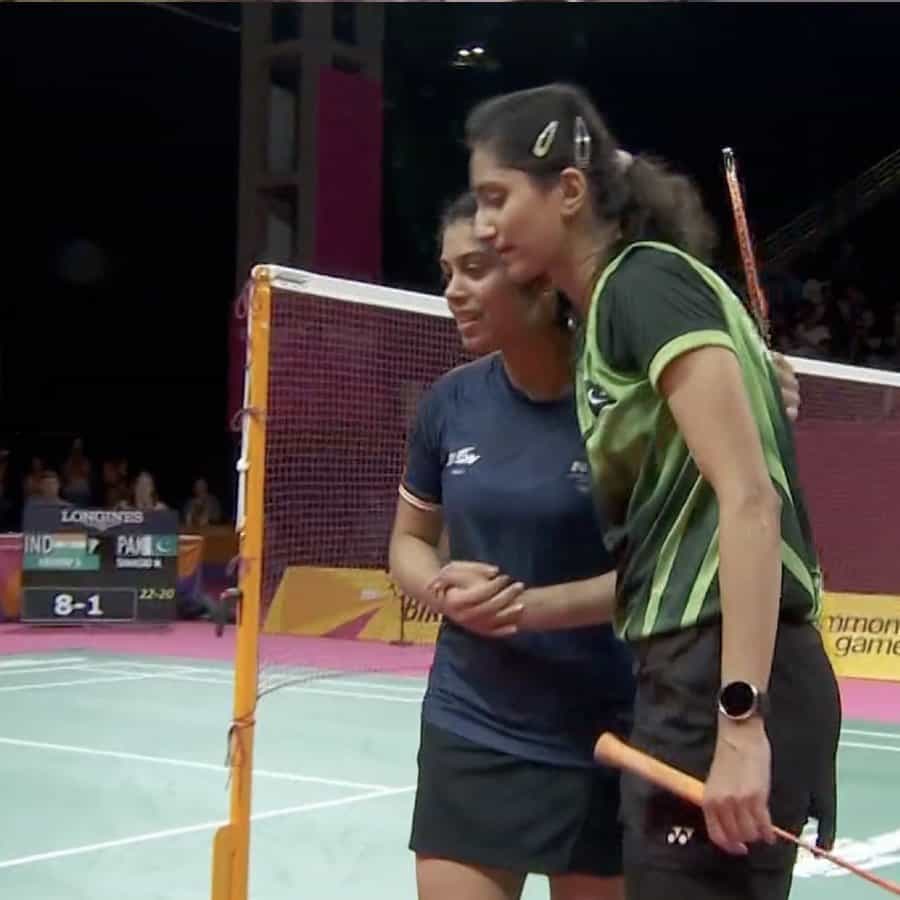 গেমসের মাঝেই চোট পেয়ে ছিটকে যান পাকিস্তানের শাটনার। খেলার পর প্রতিপক্ষকে জড়িয়ে ধরেন ভারতের আকর্ষি কাশ্যপ।
ছবি: টুইটার