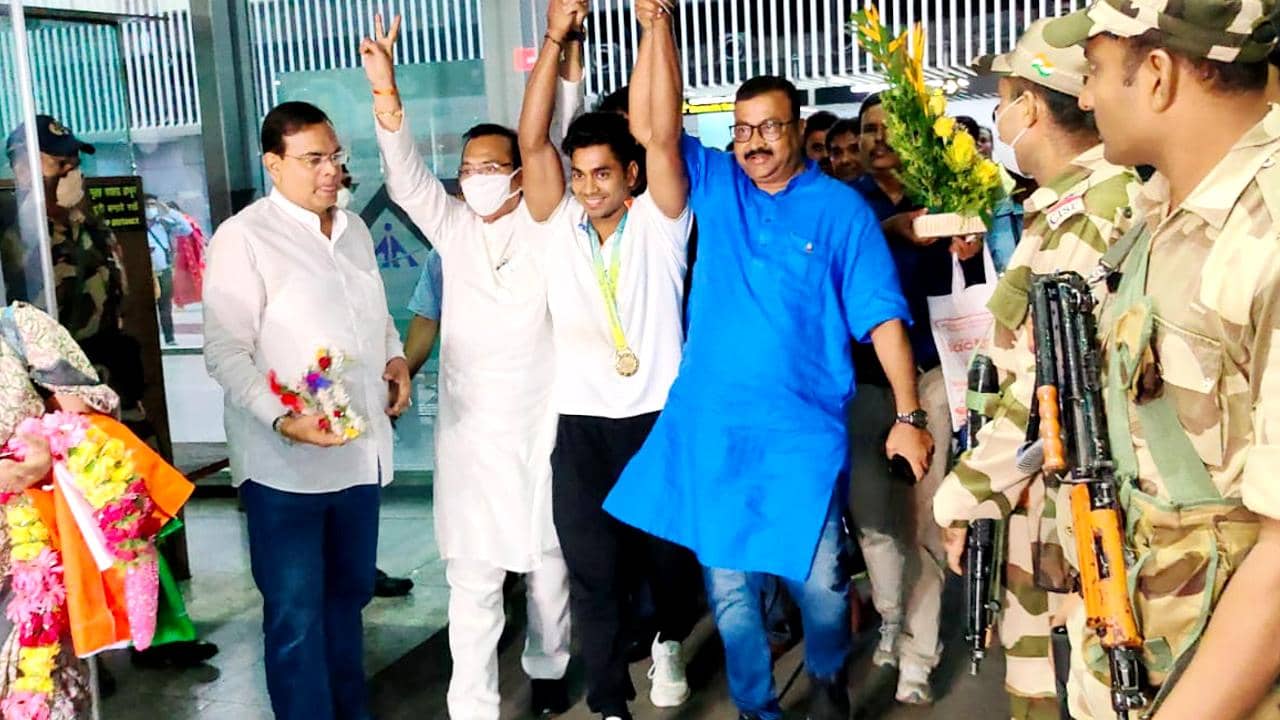 Achinta Sheuli: হেঁশেলে কড়াইশুঁটির কচুরি-আলুর দম, ঢাক-ঢোলে ঘরের ছেলেকে বরণ দেউলপুরবাসীর 