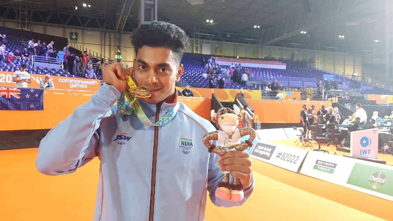 CWG 2022: সংসার টানতে স্বপ্ন বিসর্জন দিয়েছিলেন দাদা, সোনার পদক তাঁকেই উৎসর্গ অচিন্ত্যর