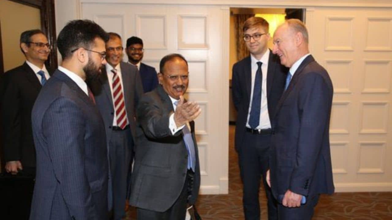 Ajit Doval: রাশিয়ার শীর্ষ আধিকারিকের সঙ্গে দেখা করলেন জাতীয় নিরাপত্তা উপদেষ্টা অজিত ডোভাল