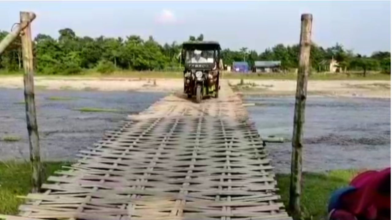 Alipurduar: সেতুর অভাব, যাতায়াতের চরম অসুবিধা আলিপুরদুয়ারের আদিবাসী এলাকা