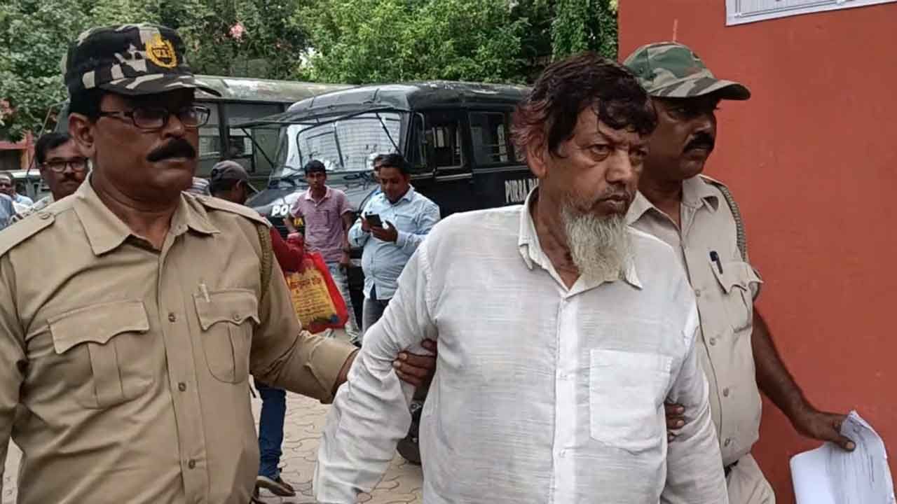 TMC Leader Arrest: অতর্কিত অভিযানে বাড়ি থেকে উদ্ধার বোমা-বিস্ফোরক-আগ্নেয়াস্ত্র, গ্রেফতার তৃণমূল নেতা