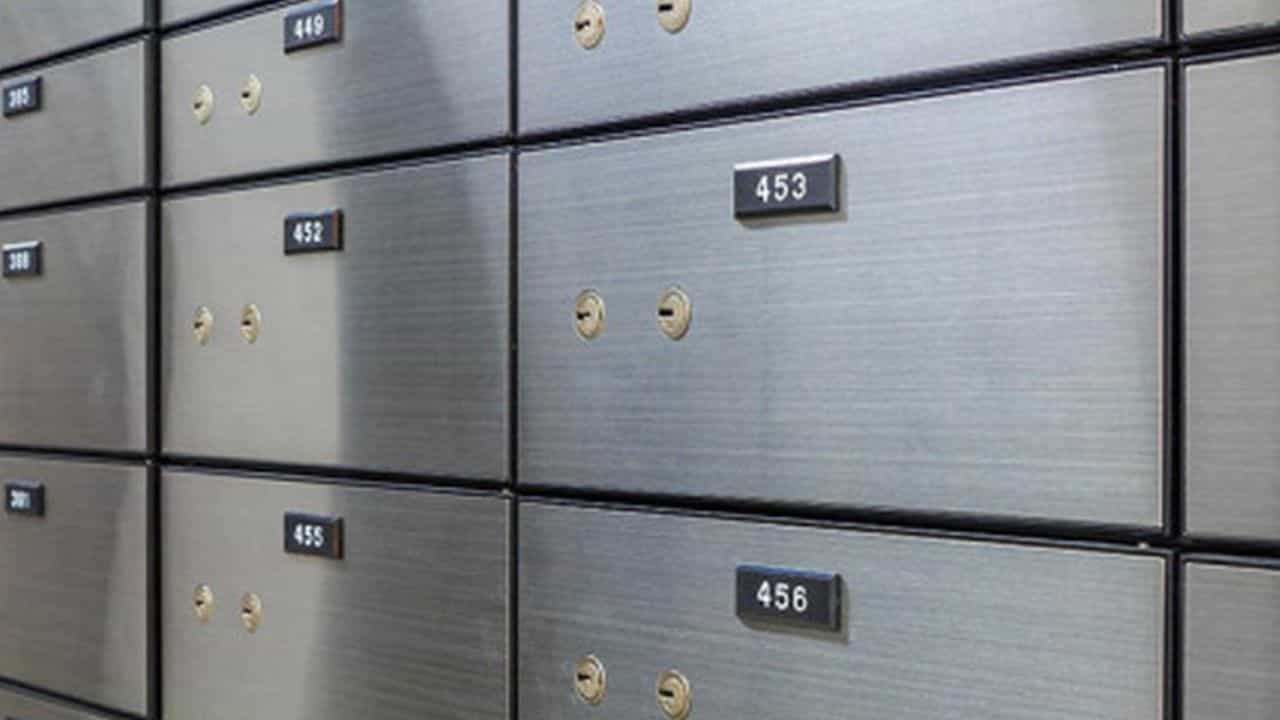 Bank Locker: ব্যাঙ্কের লকার 'সম্পূর্ণ নিরাপদ' নয়, কী করবেন? Bank Locker: ব্যাঙ্কের লকার 'সম্পূর্ণ নিরাপদ' নয়, কী করবেন?