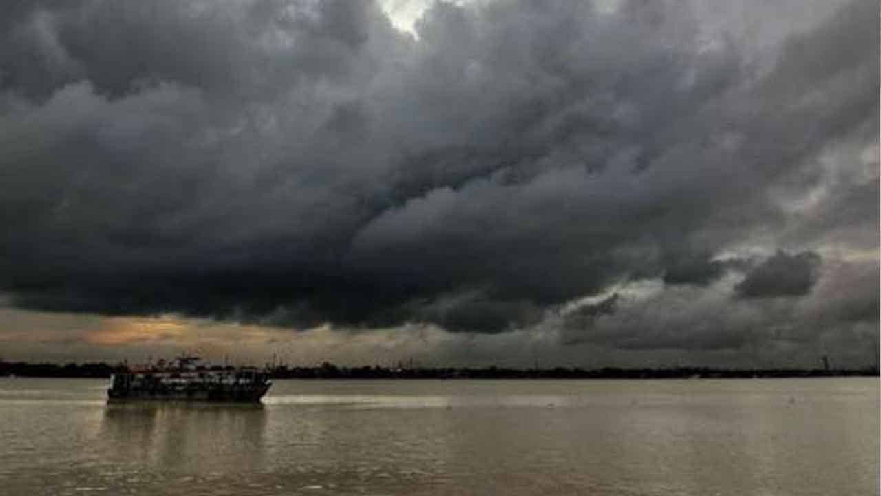 Weather Update: ঘূর্ণাবর্ত ঠিক কোথায়? ষষ্ঠীর সকালে জানুন আবহাওয়ার আপডেট