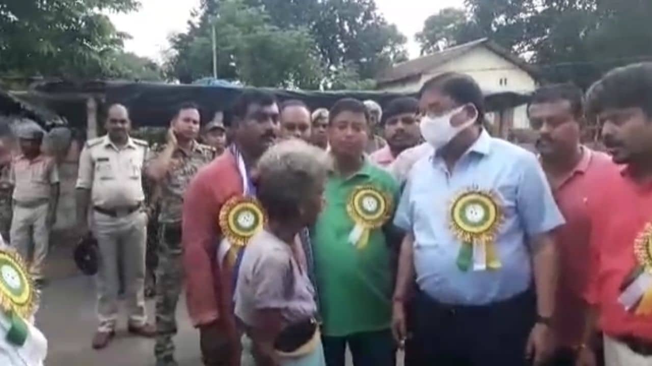 Alipurduar: জংলি আলু খেয়েই কাটছে দিন, মেলে না পুষ্টিকর খাবার, উন্নয়ন কোথায়? CDPO-কে ধমক মন্ত্রীর