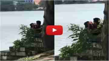 Viral Video: গঙ্গার ঘাটে প্রেমিকার মাথার উকুন বাছতে ব্যস্ত প্রেমিক, ট্রু লভ একেই বলে, দাবি নেটিজ়েনদের