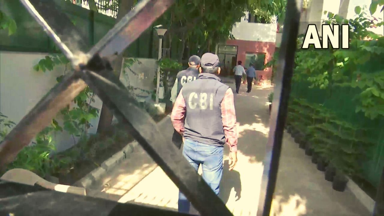 CBI Raid: ৭ রাজ্যের ২১ জায়গায় তল্লাশি, সিবিআইয়ের FIR-এ মণীশ সিসোদিয়া ছাড়াও রয়েছে ৩ বড় মাথার নাম!