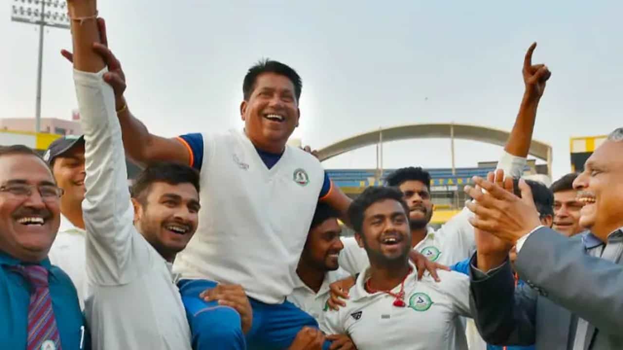Chandrakant Pandit: রাসেল, কামিন্সদের সামলাতে কঠোর নিয়মে শিথিলতা আনবেন পণ্ডিতজী? Chandrakant Pandit: রাসেল, কামিন্সদের সামলাতে কঠোর নিয়মে শিথিলতা আনবেন পণ্ডিতজী?