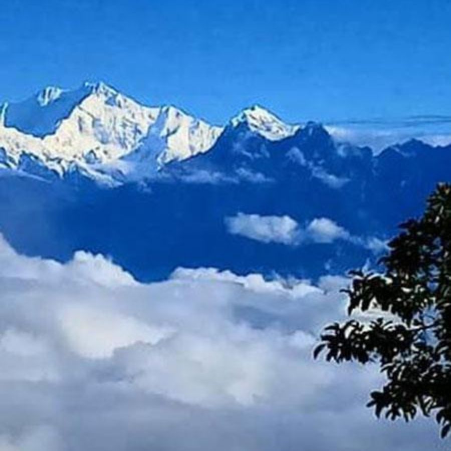 দাওয়াইপানিতে বসে ঝকঝকে কাঞ্চনজঙ্ঘার কোলে সূর্যোদয় আর সূর্যাস্তের দেখতে পাবেন। সূর্যোদয়ের ছটায় ভোর হয় দাওয়াইপানিতে। তারপর সারাটা দিন জুড়ে শোনা যায় পাখিদের কলরব। আর সূর্যাস্তের সঙ্গে সঙ্গেই কমলা আলো মায়াবি পরিবেশ তৈরি করে গ্রাম জুড়ে। অন্ধকার নামলেই নীচে থাকা দার্জিলিং আলোয় ঝলমলিয়ে ওঠে।