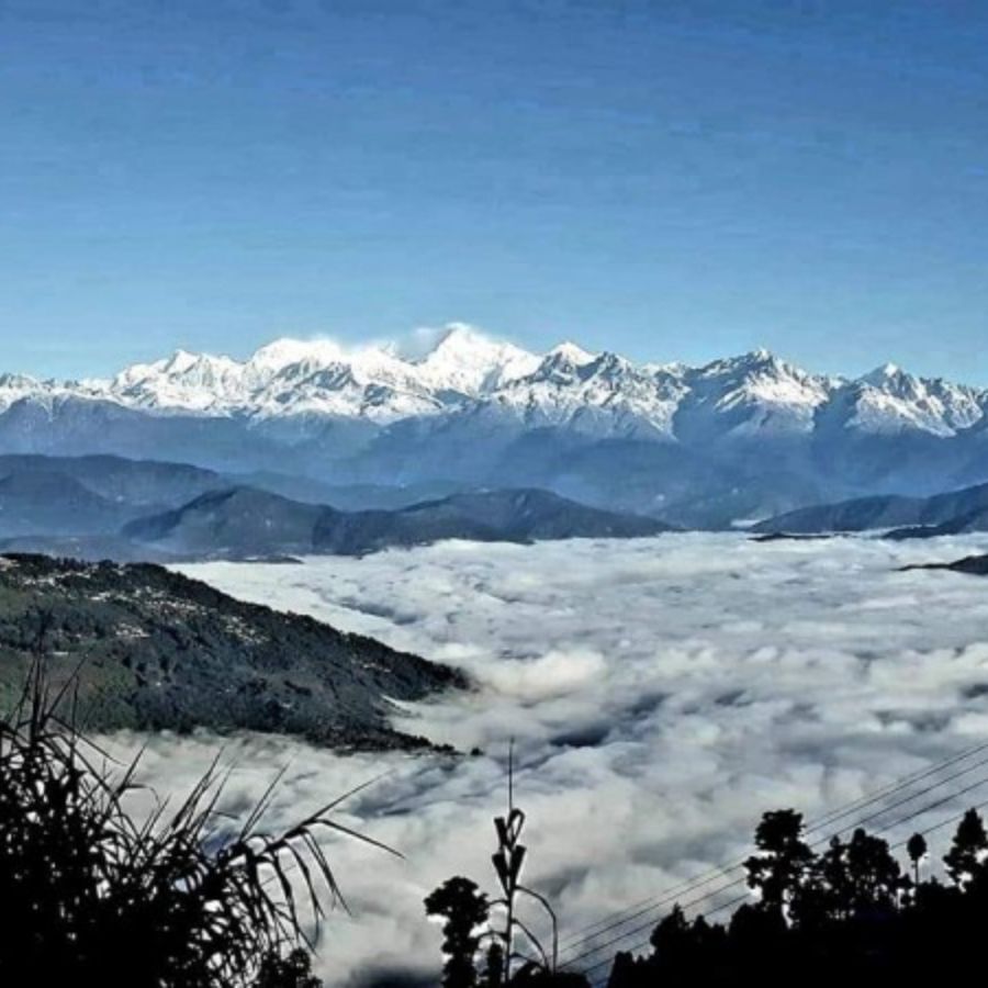 শান্ত, নিরিবিলি, ছোট্ট পাহাড়ি গ্রাম। হাওয়া-পানি বদল করতে ঘুরে আসতে পারেন দাওয়াইপানি। 'দাওয়াই' কথাটার অর্থ ওষুধ। আর 'পানি' মানে জল-হাওয়া। সুতরাং উত্তরবঙ্গের এই গ্রামে এলে আপনার শরীর আর মন দুটোই ভাল হয়ে যাবে নিমেষে।