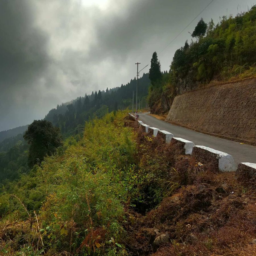 দার্জিলিং থেকে এক ঘণ্টার পথ দাওয়াইপানি। আর শিলিগুড়ি দিয়ে গেলে গাড়িতে সময় লাগবে মাত্র দেড় ঘণ্টা। দার্জিলিং থেকে বেশ উঁচুতে অবস্থিত হলেও ঘুম স্টেশন থেকে মাত্র কুড়ি মিনিটের মধ্যে পৌঁছে যেতে পারবেন দাওয়াইপানি। 