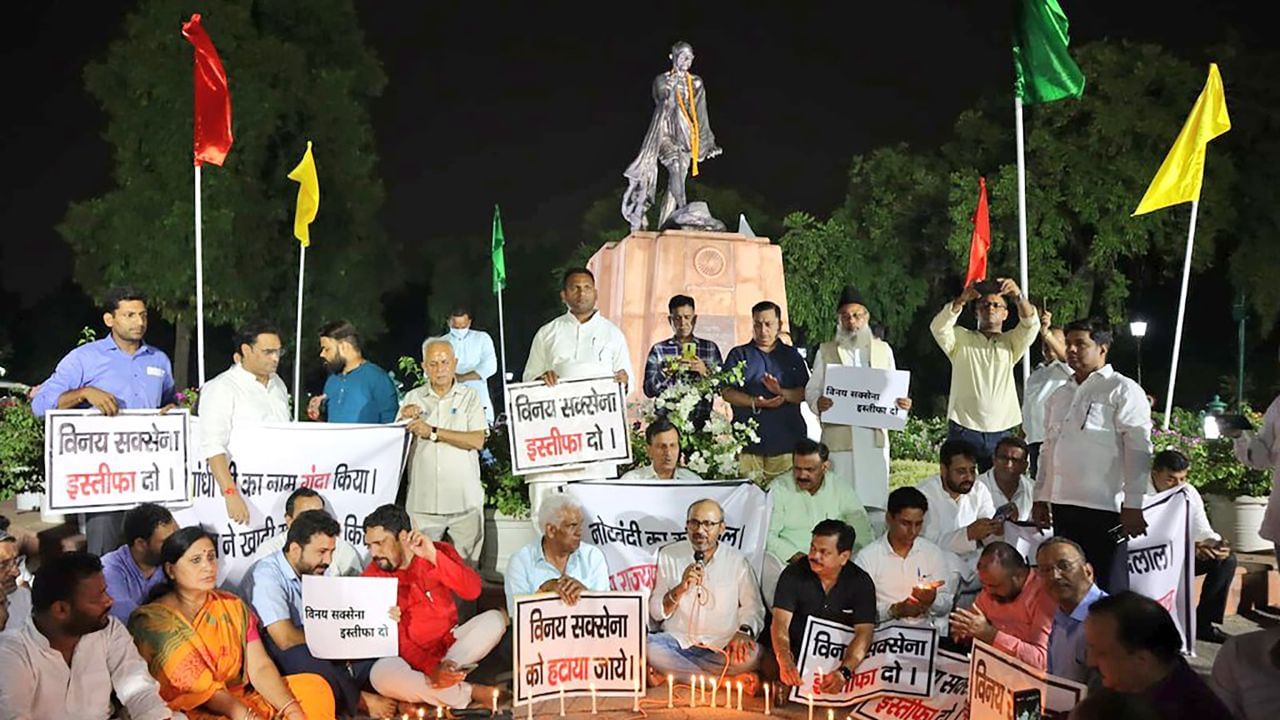 AAP-BJP Clash: নজিরবিহীন! দিল্লি বিধানসভায় রাতভর অবস্থান, বিক্ষোভ আপ-বিজেপির