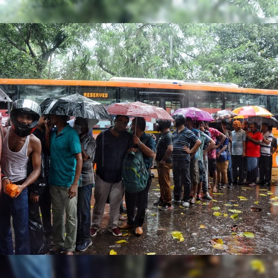  লেসলি ক্লডিয়াস সরণিতে লাল-হলুদ সমর্থকরা ছাতা মাথায় দিয়ে টিকিটের জন্য লাইন দিয়েছিলেন। শেষবেলায় যদি শিঁকে ছেড়ে, সেই অপেক্ষায় ছিলেন তারা। কিন্তু হাসি ফুটল না তাদের মুখে। ছবি: রাহুল সাধুখাঁ