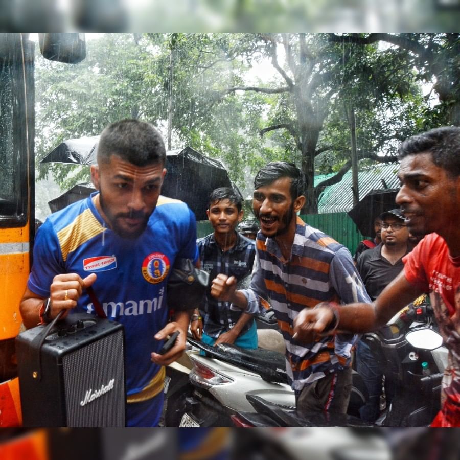 প্রিয় দলের ফুটবলাদের সামনে থেকে এক ঝলক দেখার জন্য, বৃষ্টি মাথায় নিয়েই হাজির ছিল একাধিক লাল-হলুদপ্রেমী। সৌরভ চক্রবর্তী, অঙ্কিত মুখোপাধ্যায়দের সঙ্গে হাত মেলালেন সমর্থকরা। উল্লেখ্য, হ্যামস্ট্রিং চোট রয়েছে অঙ্কিতের। ফলে ডার্বিতে তাঁকে হয়তো নামাতে পারবেন না স্টিফেন। ছবি: রাহুল সাধুখাঁ