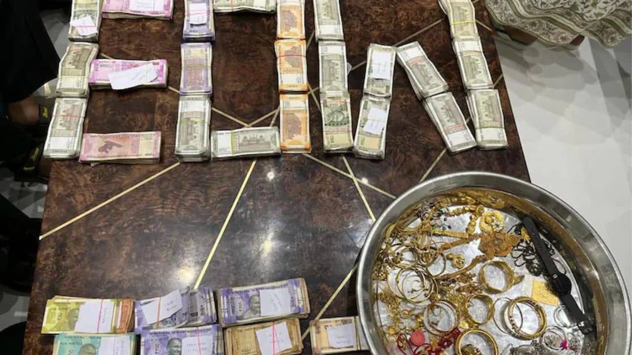 MP Police: সরকারি আধিকারিকের বাড়িতে হানা পুলিশের, উদ্ধার বিপুল টাকা, সোনায় গয়না