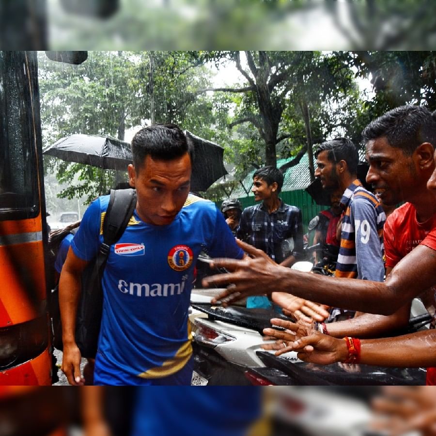 বৃষ্টির কারণে ডার্বির মতো হাইভোল্টেজ ম্যাচের আগে ইস্টবেঙ্গল প্লেয়াররা অনুশীলন করতে পারেননি। তা সত্ত্বেও ইস্টবেঙ্গল তাঁবুতে সমর্থকদের ভিড় ছিল চোখে পড়ার মতো। ছবি: রাহুল সাধুখাঁ