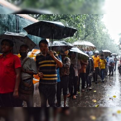 তিন বছর পর কলকাতায় ডার্বি (Kolkata Derby)। স্বাভাবিকভাবেই তিলোত্তমায় একটা আলাদা আমেজ তৈরি হয়ে গিয়েছে। রবিবার ডার্বি। তার আগে, আজ, শনিবার দূরদূরান্ত থেকে লাল-হলুদ সমর্থকরা বৃষ্টি মাথায় নিয়েই ক্লাবের সামনে হাজির হয়েছিলেন। একটাই চাহিদা ছিল... ডার্বির একখানা টিকিট চাই। ছবি: রাহুল সাধুখাঁ