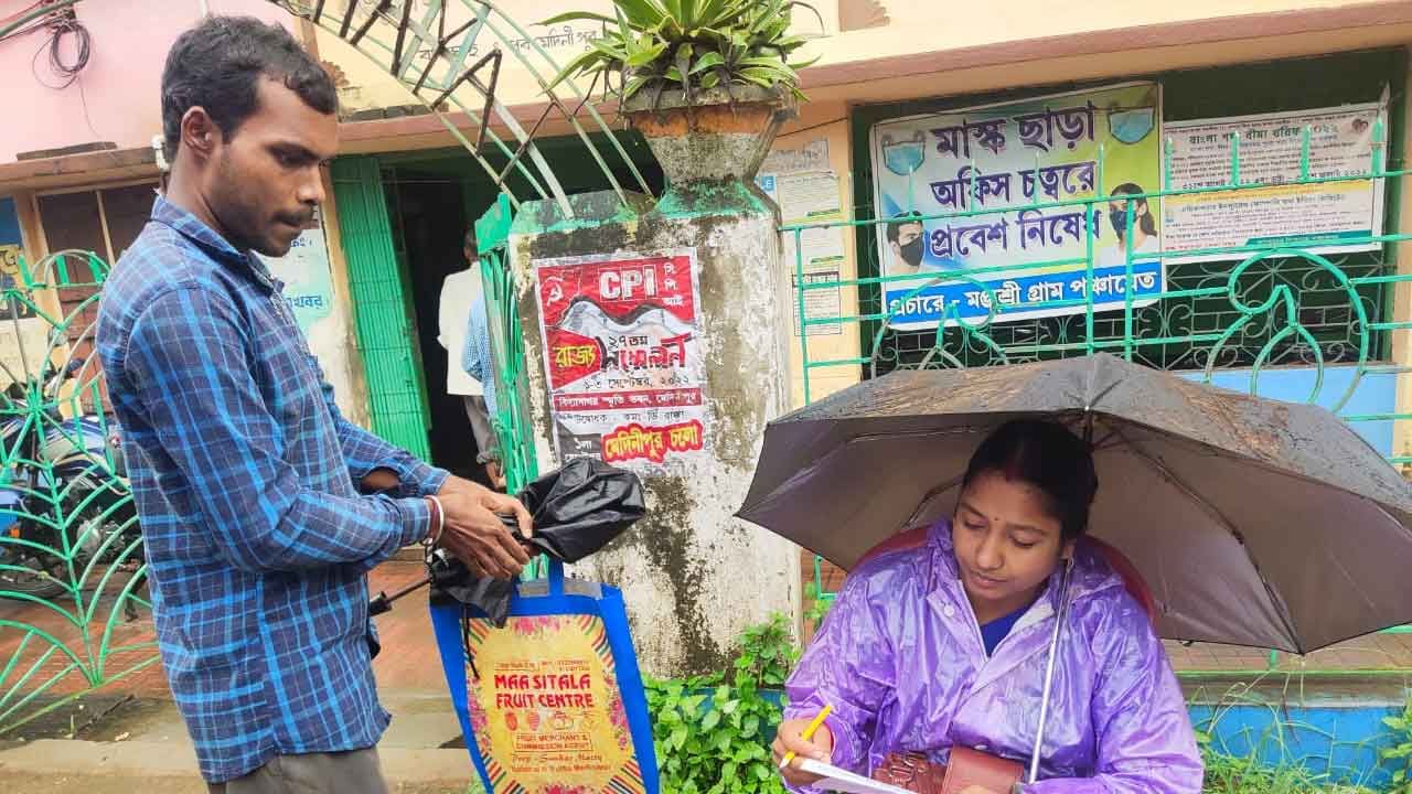 Egra Panchayet Pradhan: আইসি-র বিরুদ্ধে হেনস্থার অভিযোগ, প্রতিবাদে বৃষ্টিতে রাস্তাতেই ছাতা মাথায় পরিষেবা পঞ্চায়েত প্রধানের